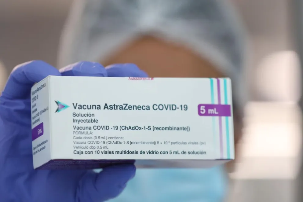Una persona muestra un envase de la vacuna AstraZeneca para combatir la covid-19. Foto: EFE