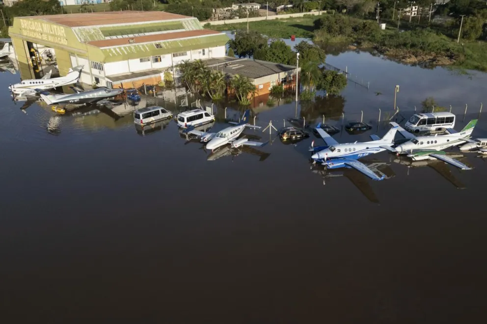 Aviones en una pista inundada en el aeropuerto Salgado Filho de Porto Alegre. Foto: EFE