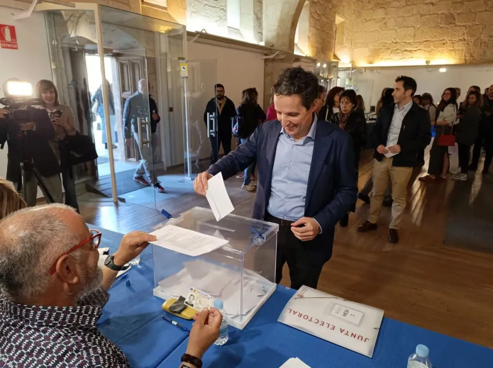 El catedrático Juan Manuel Corchado deposita su voto este martes en las elecciones a rector de la Universidad de Salamanca. Foto: Europa Press / El País
