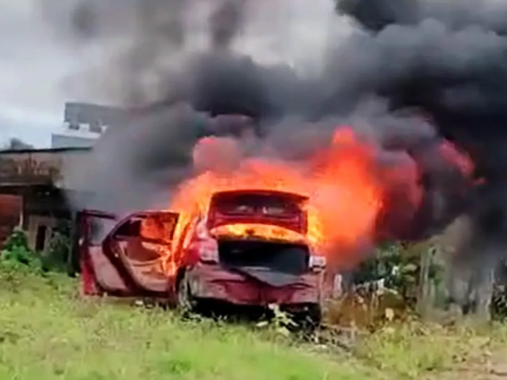 El vehículo que manejaban los presuntos secuestradores, y que fue incendiado por los pobladores de Ivirgarzama. Foto: Captura de Plus