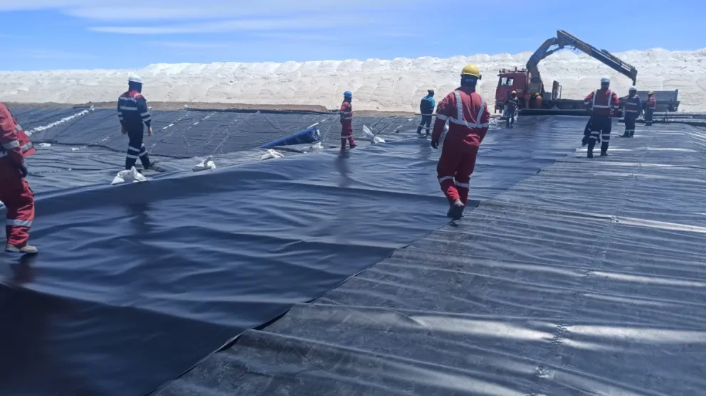 Trabajadores operan en el complejo del litio. Foto: ABI