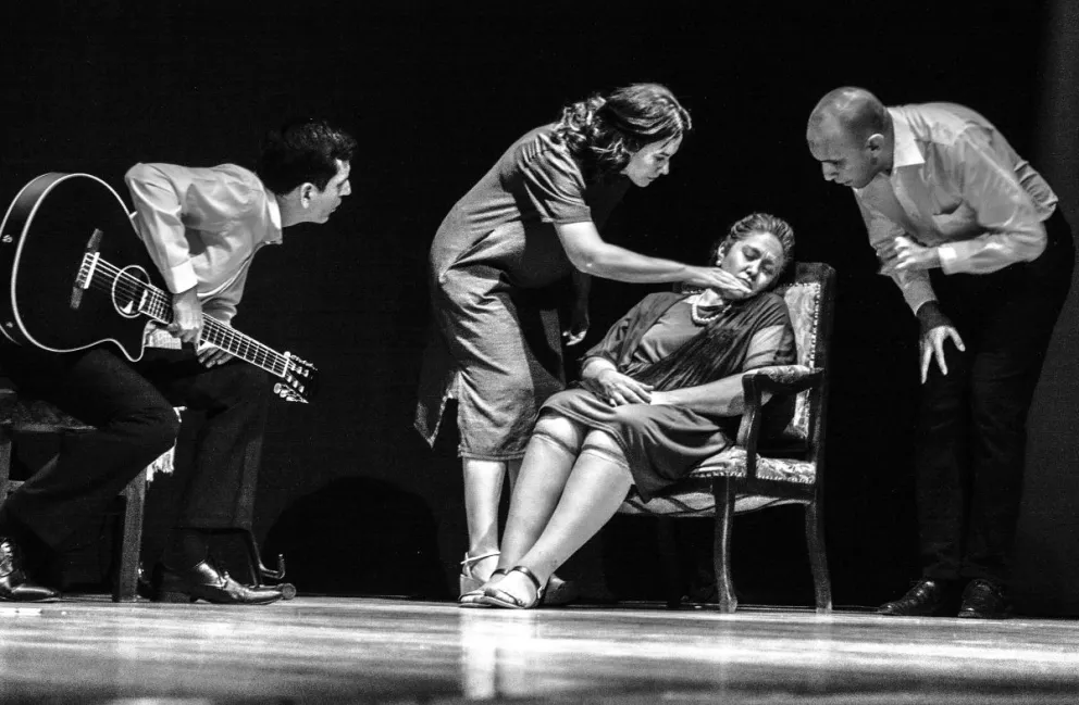 Una escena de la obra teatral en la que se ve a Gladys Moreno sentada en un sillón.  Foto: Ditirambo