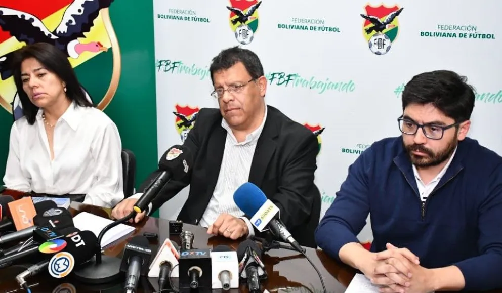 Sandra Almanza  (izq.), Gustavo Camacho y Carlos Aliaga, asesores legales de la FBF. Foto: APG.