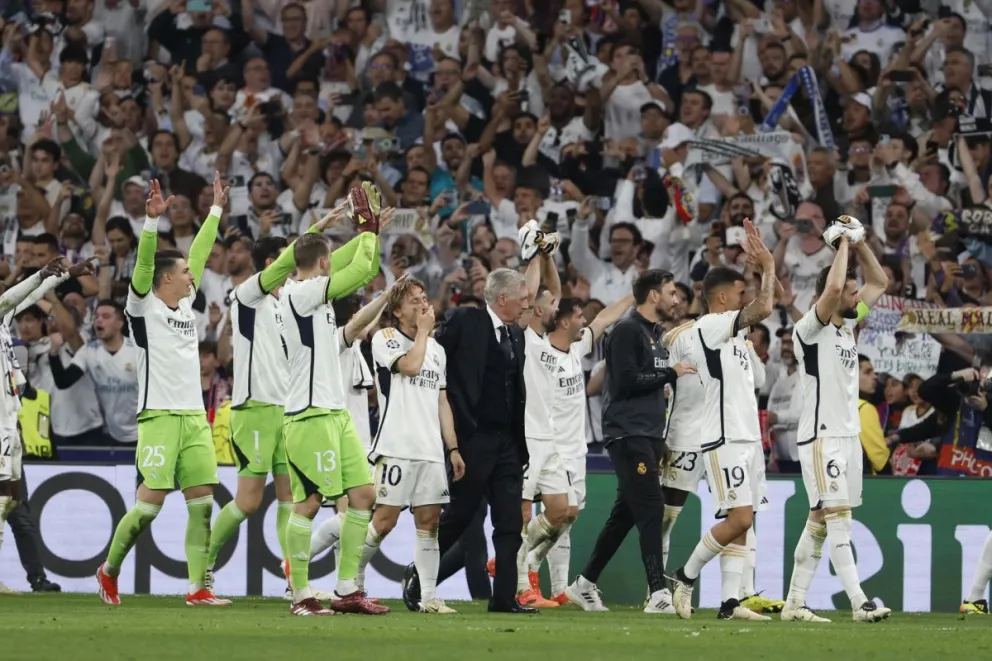 Los jugadores del Real Madrid y su DT Carlo Ancelotti celebran el pase. Foto EFE