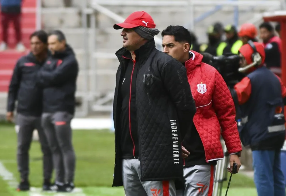 El entrenador de Independiente, Marcelo Robledo, en uno de los partidos del primer torneo de 2024. Foto: APG