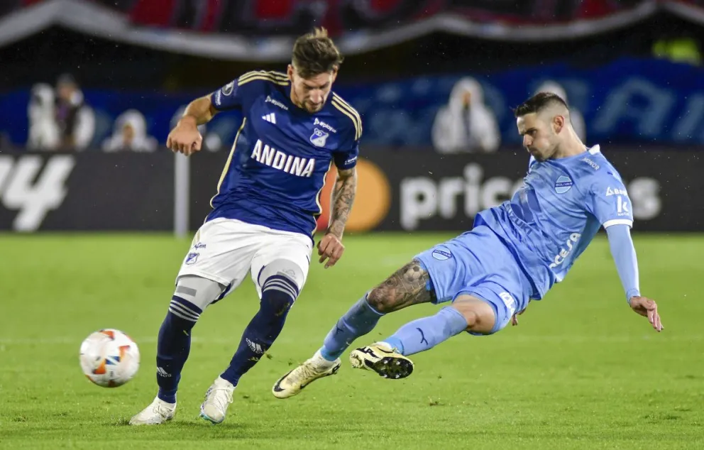 Orihuela (der.) marca a Giordana en el partido en Colombia. Foto: APG.