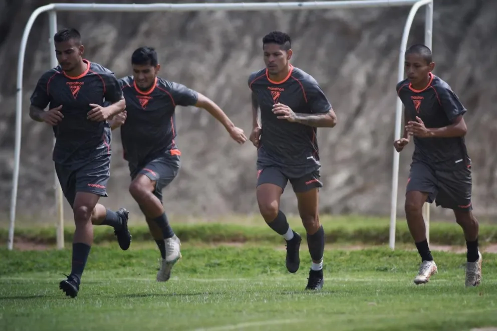 Los jugadores albirrojos continúan sus aprestos en el Club de Tenis de Huajchilla. Foto Always Ready