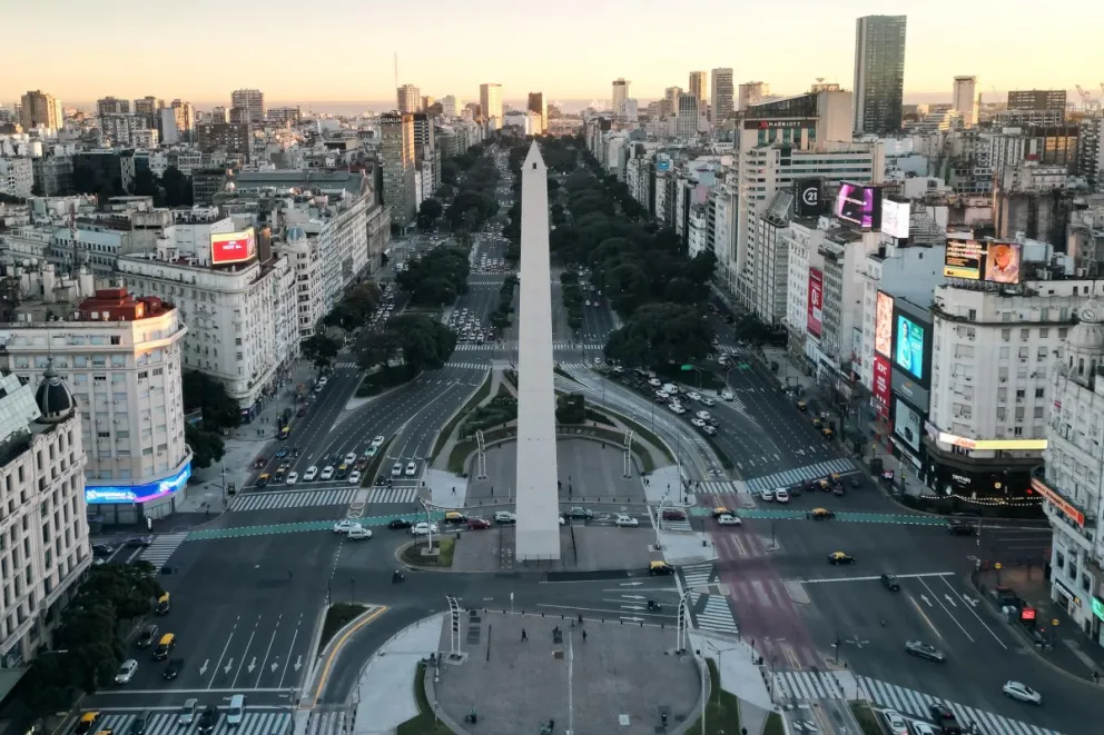 La avenida 9 de julio y el obelisco este jueves en Buenos Aires. Foto: EFE