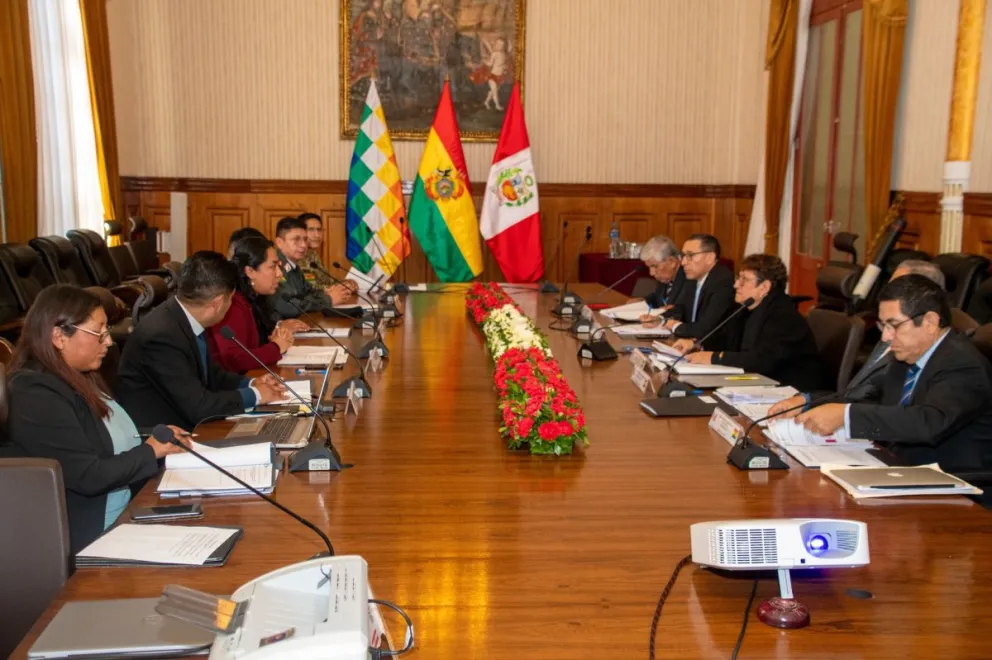 La comisión de ambos países durante la reunión en La Paz. Foto: Cancillería de Bolivia