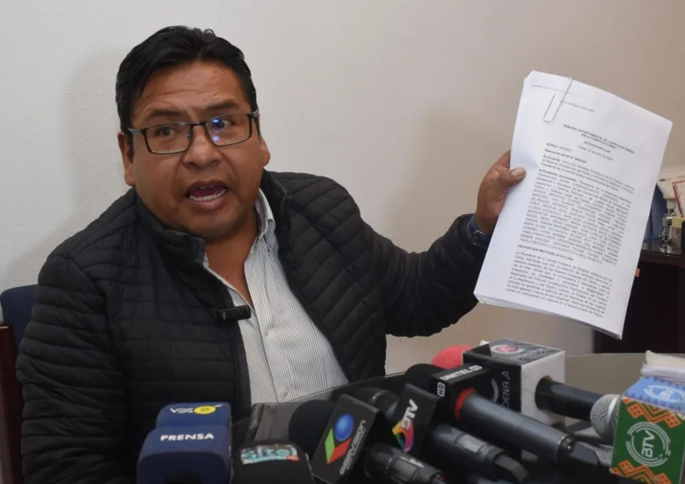 El diputado "arcista", Juan José Jauregui, en declaraciones a la prensa. Foto: APG