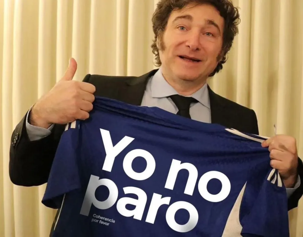 El presidente argentino sosteniene una camiseta con la leyenda. Foto: EFE / Cuenta de Javier Milei en Instagram