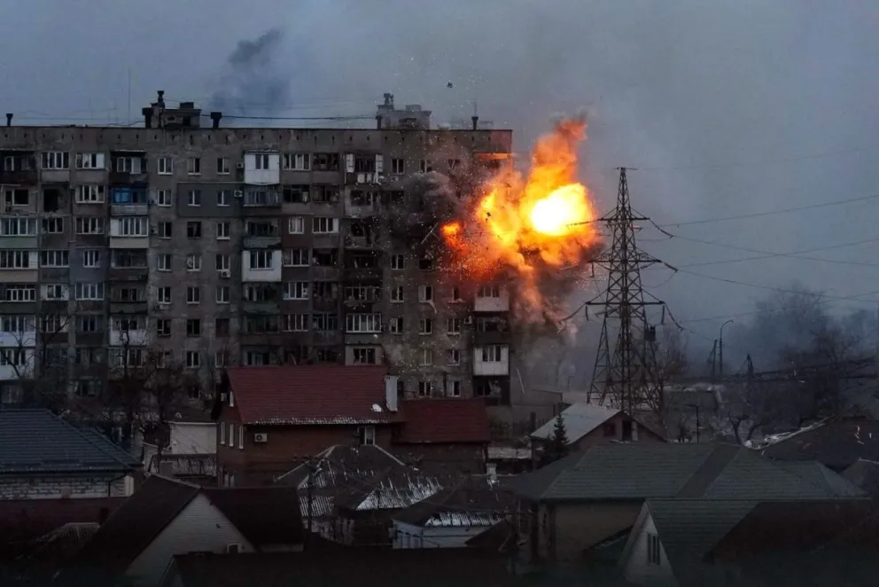 Una explosión en uno de los edificios de Mariupol, durante los primeros días del asedio.