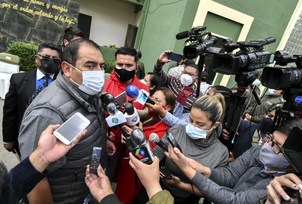 Periodistas, fotógrafos y camarógrafos en una cobertura durante la pandemia.  Foto: Juan Quisbert / APG