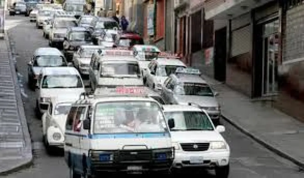 Vehículos de transporte público en una de las calles de la ciudad de La Paz. Foto: Archivo