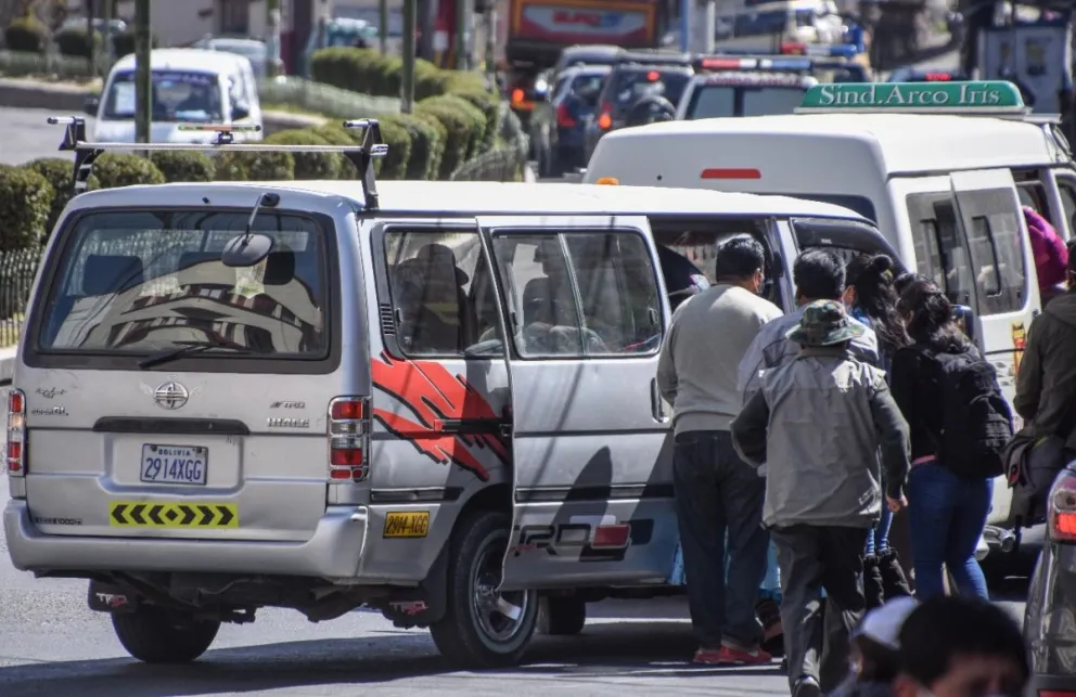 Un minibús de transporte público recibe pasajeros a la altura de la plaza San Francisco de La Paz. Foto. Erbol