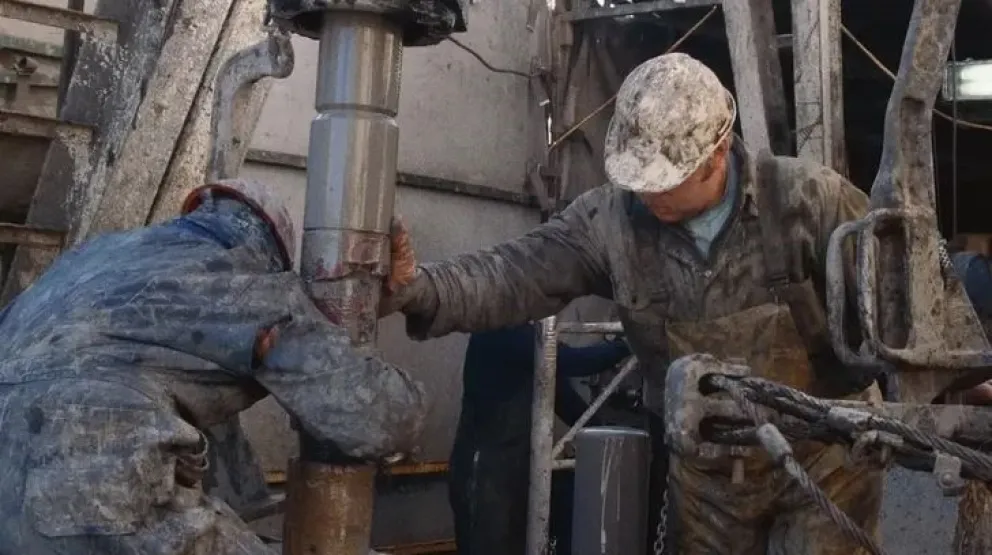 Trabajadores petroleros en el complejo Vaca Muerta, en Argentina. Foto: media.lmneuquen.com