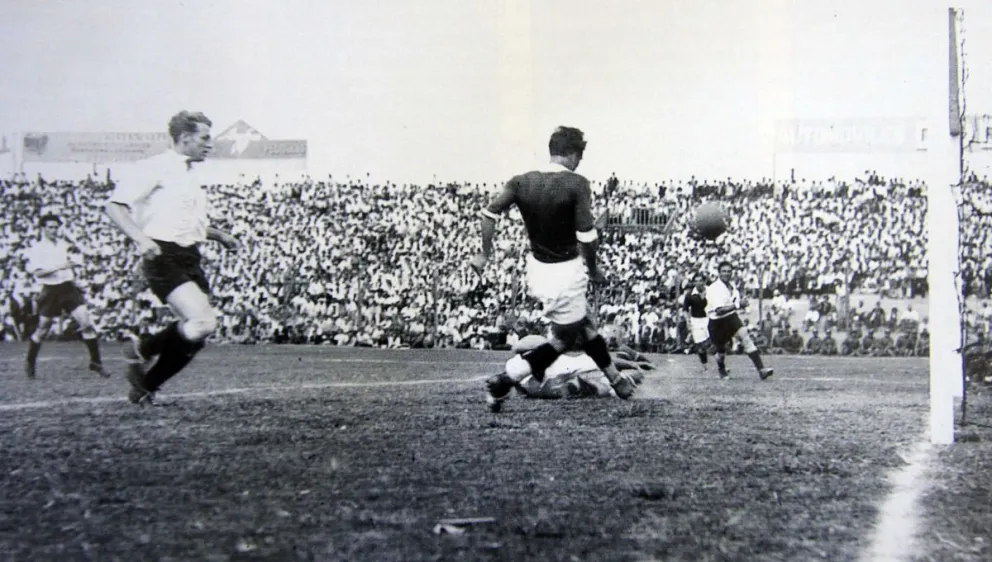 El puntero derecho Alberto Taboada marca el primer gol de Uruguay en la final, con la histórica camiseta roja.