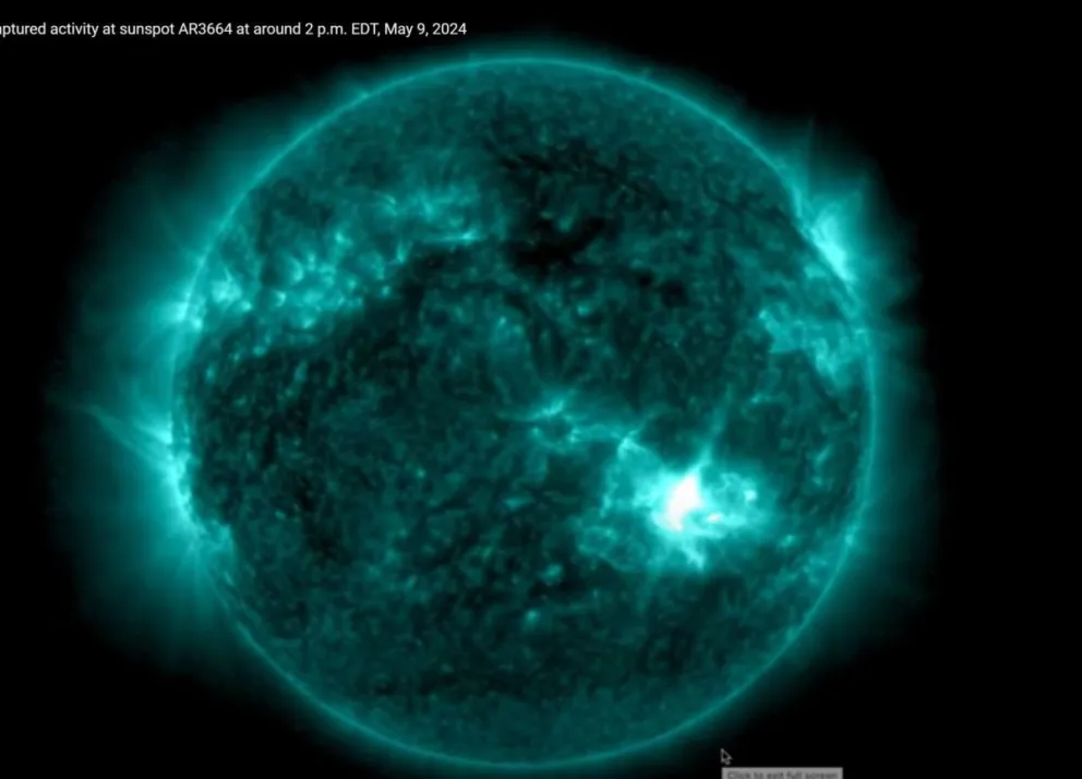 Captura de pantalla tomada de un video publicado por la National Oceanic and Atmospheric Administration (NOAA) que muestra una erupción en el sol (parte brillante de la esfera, suroeste).  Foto: EFE 