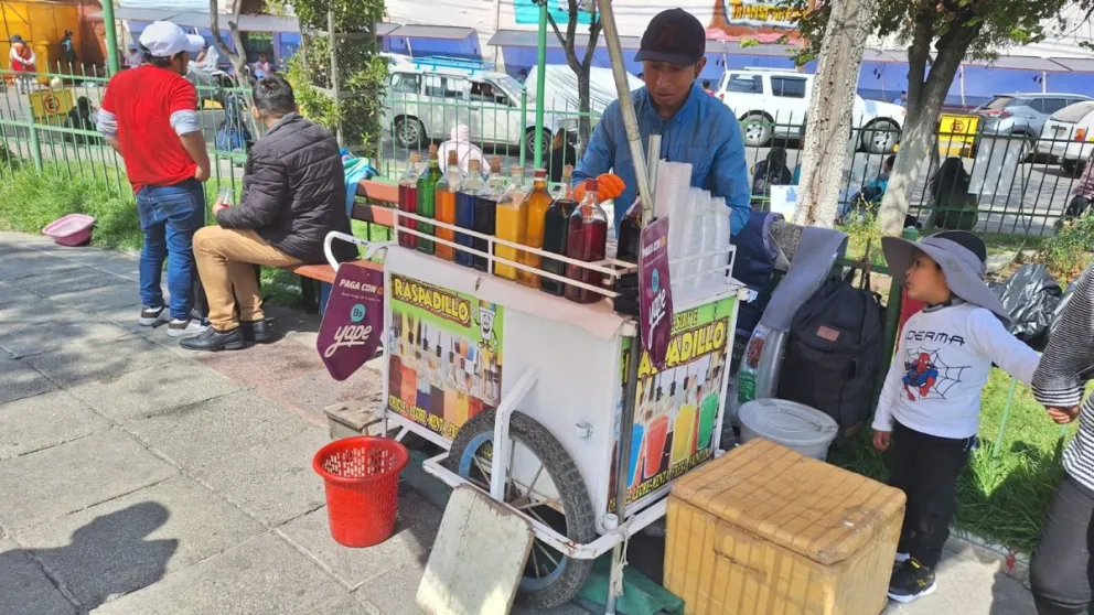 Don Rodrigo adoptó el QR en su puesto de venta de raspadillos en San Pedro. Foto: Diego Gonzales
