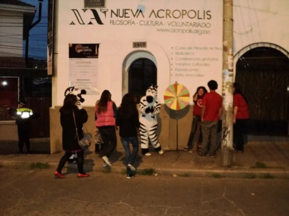 Asistentes a la Larga Noche de Museos.  FOTO: Nueva Acrópolis