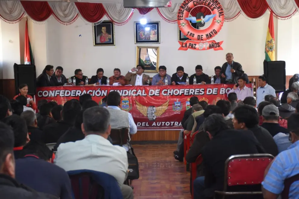 Los choferes reunidos en ampliado en la ciudad de La Paz, este viernes. Foto: APG