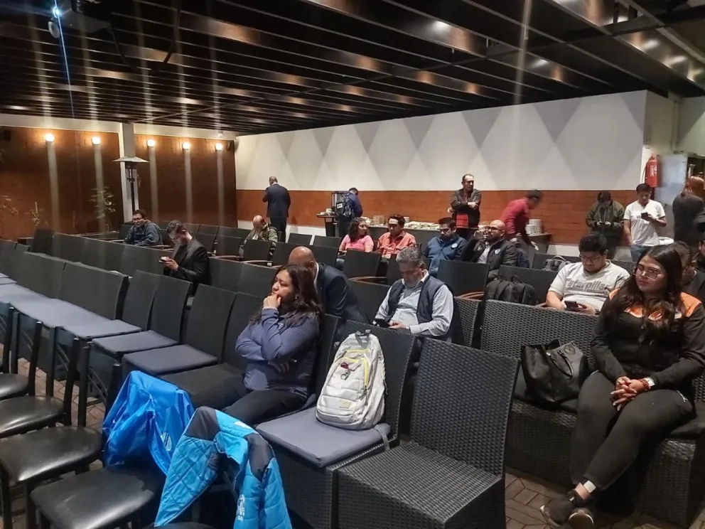 Los socios celestes que asistieron esta noche a la asamblea. Foto: MMG