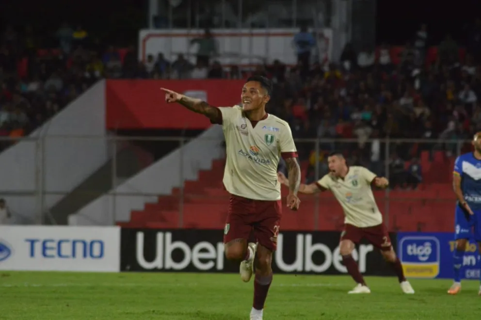 Graneros celebra el primer gol del partido, esta noche en Tarija. Foto APG