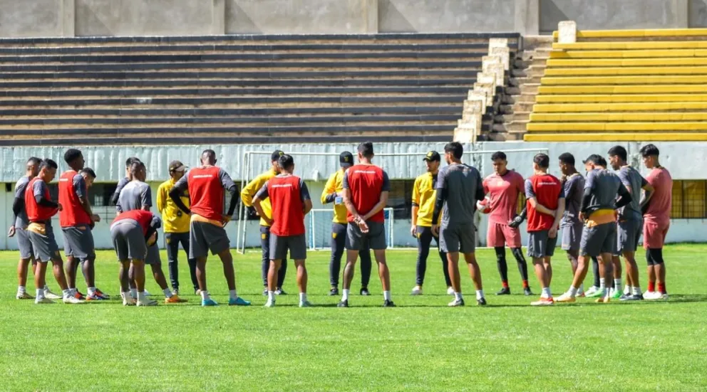 Una parte del plantel de The Strongest trabajó en cancha este viernes. Foto The Strongest