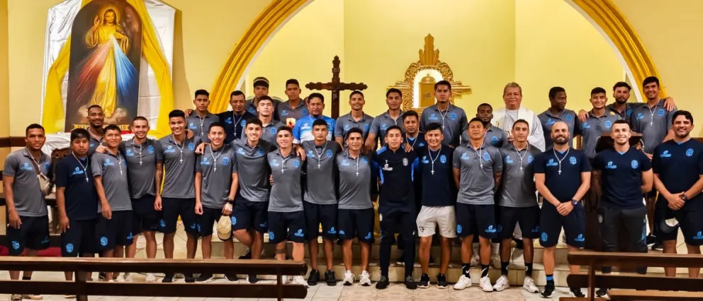 Cuerpo técnico y jugadores participaron este viernes de un oficio religioso. Foto Club San Antonio.