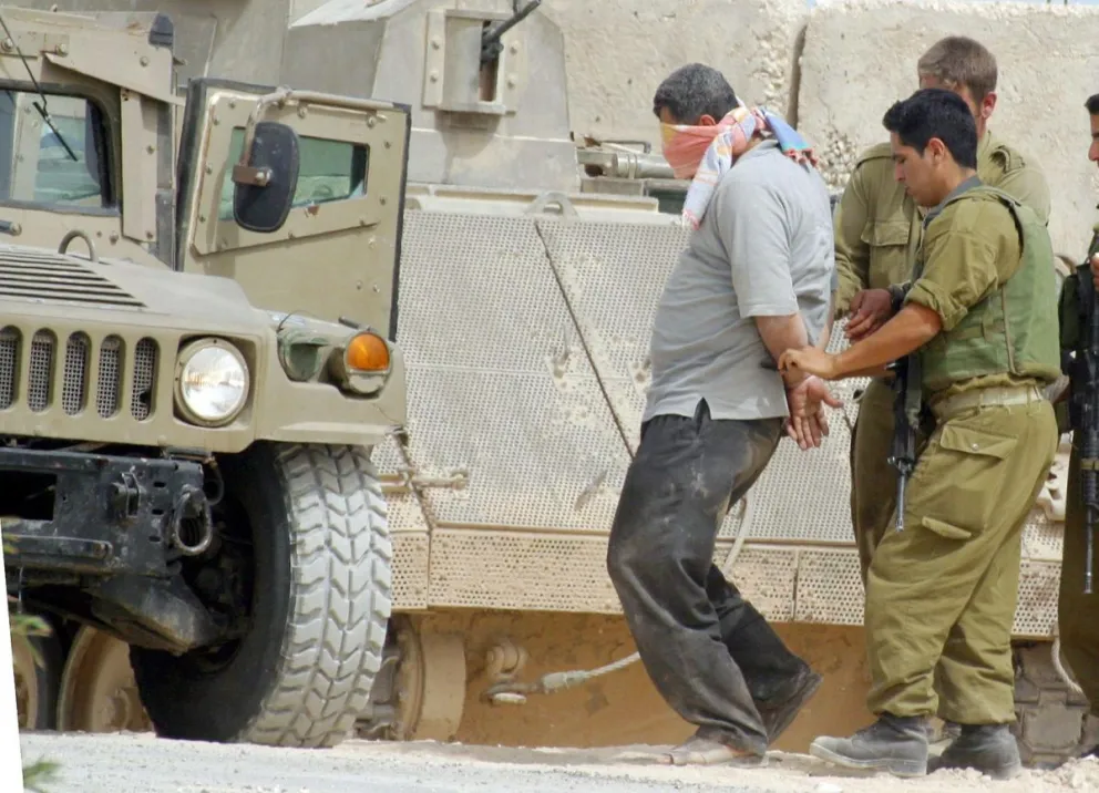 Imagen de archivo de un residente palestino de Rafah detenido por soldados israelíes. Foto:EFE