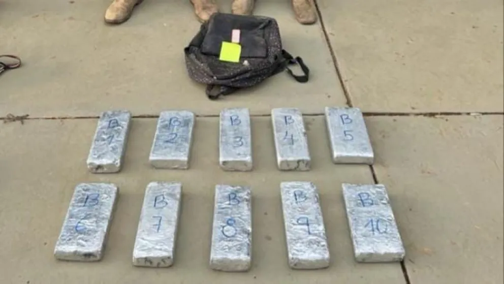 Paquetes encontrados en la mochila del sentenciado Foto: FGE