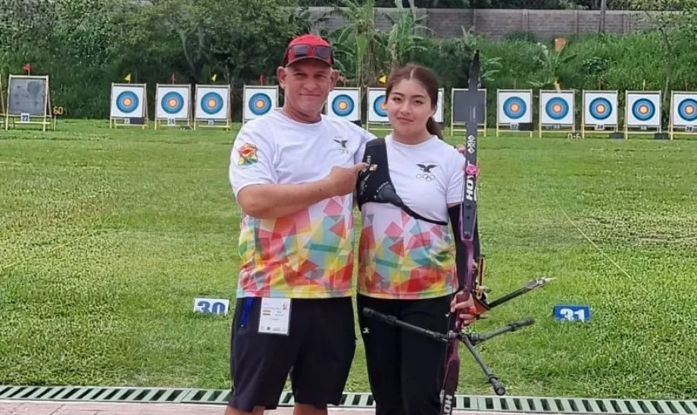 Fernández (der.) luego de conseguir el cupo a los Juegos. Foto: Federación Boliviana de Tiro con Arco.