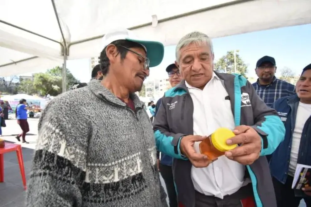 El Alcalde Arias junto a uno de los expositores de la feria productiva. Foto: AMUN