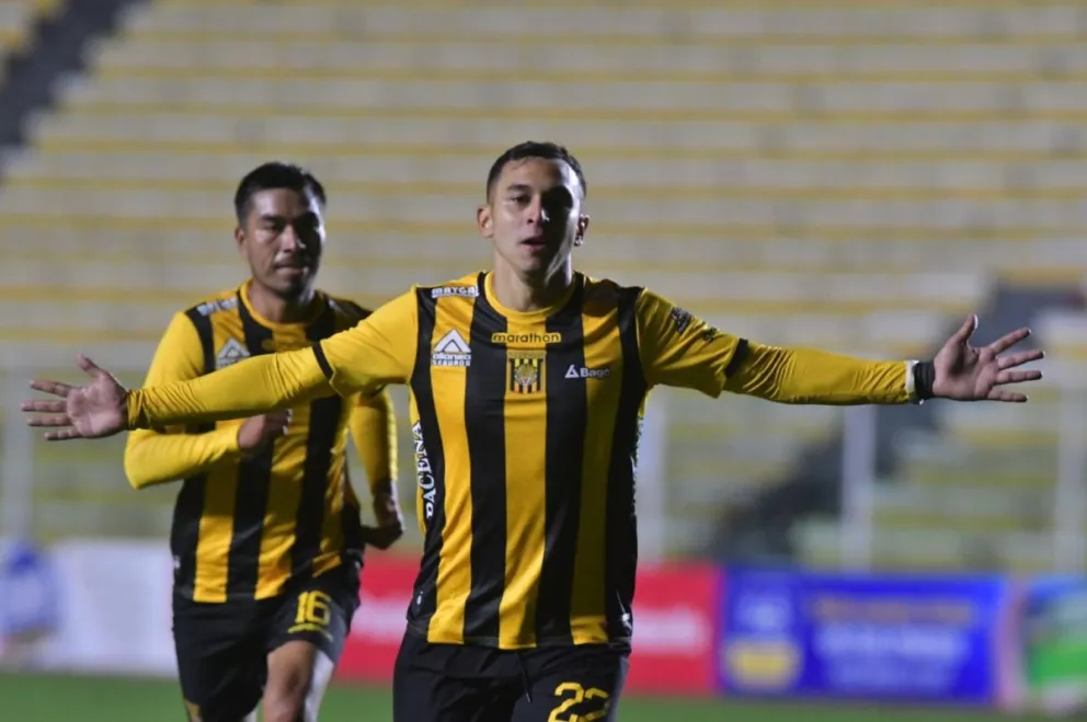 Bruno Miranda festeja el segundo gol de The Strongest. Víctor Cuéllar se acerca para felicitarlo. Foto: APG