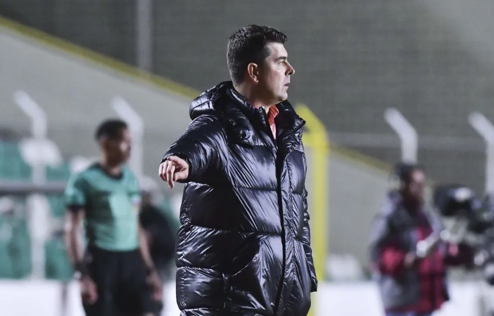 El técnico Ismael Rescalvo da instrucciones a sus jugadores. Foto: APG