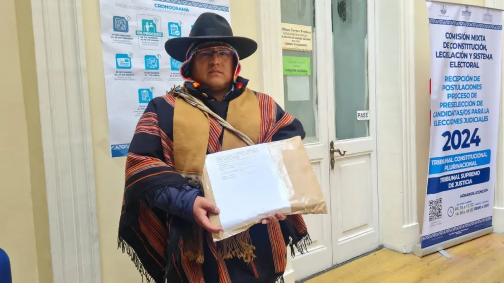 Antenor Laura Flores, vestido con traje típico de su región, presentó su postulación al Tribunal Supremo de Justicia, Fofo: Cámara de Senadores.