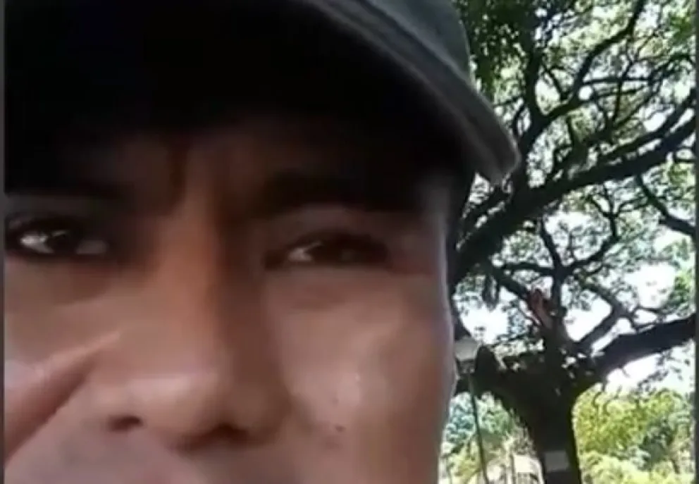Ismael Flores, en el video publicado en sus redes sociales, confesó el feminicidio de la madre de sus hijos. Foto: Captura de video