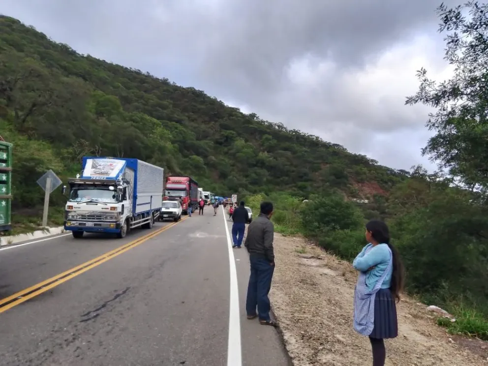 El bloqueo en la carretera antigua Cochabamba - Santa Cruz. Foto: Radio Comunitaria Municipio Pampagrande