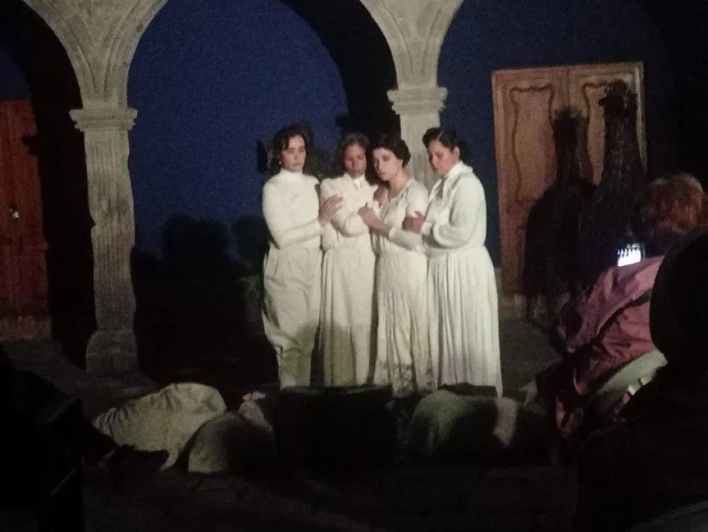 Una escena de  “Las cartas que me habitan”, una obra del elenco cruceño Baúl Teatro. 
