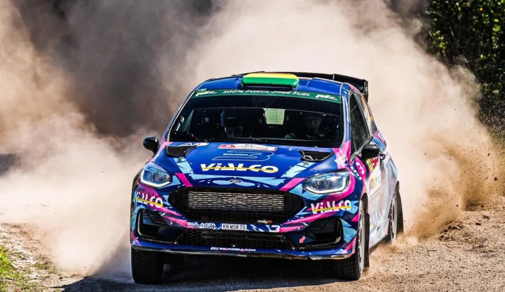 El joven piloto nacional va a toda velocidad en Portugal. Foto: Prensa Bulacia.