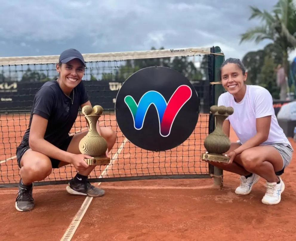 Zeballos (der.) junto a Portillo y sus trofeos de campeonas. Foto: Noelia Zeballos.