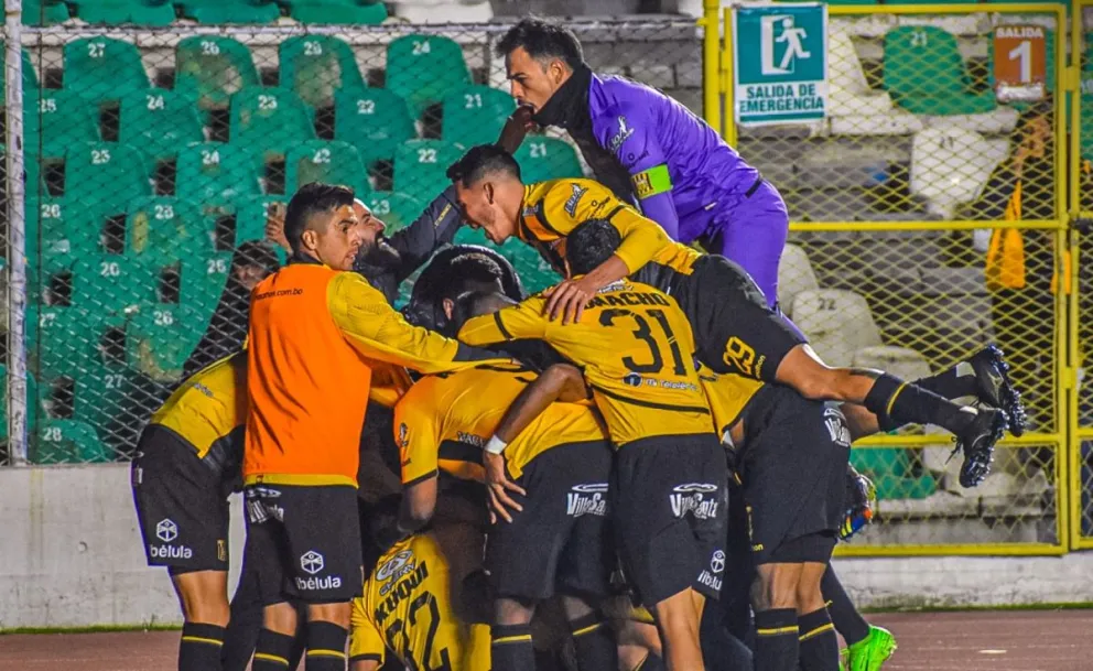 Los jugadores del Tigre, incluido el golero Guillermo Viscarra, festejan la victoria sobre Nacional. Foto: club The Strongest