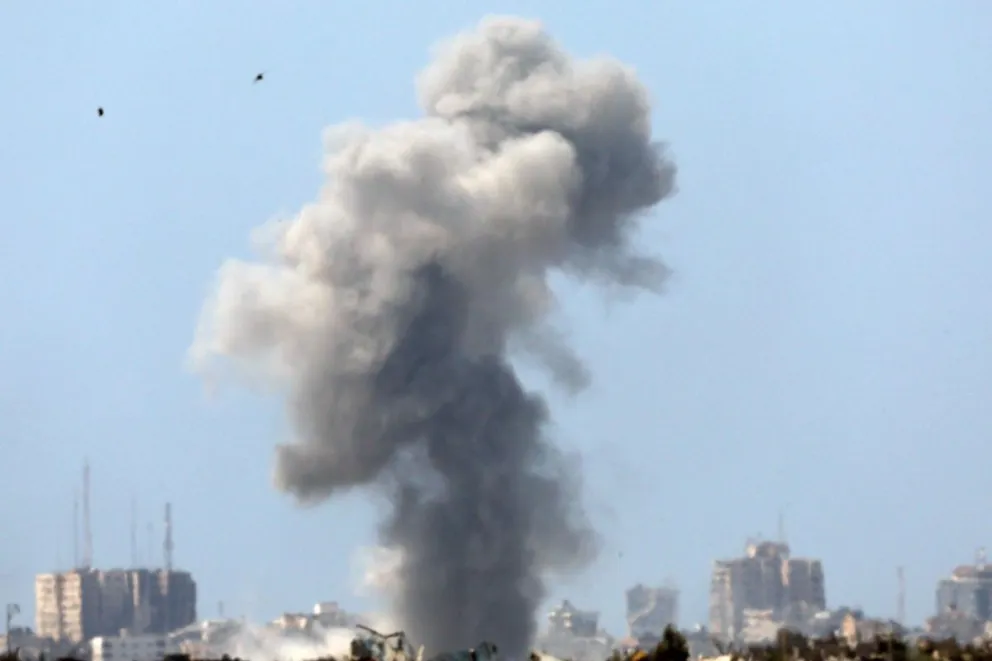 Fotografía de un ataque aéreo israelí este domingo en la parte norte de la Franja de Gaza, visto desde el lado israelí de la frontera. Foto: EFE