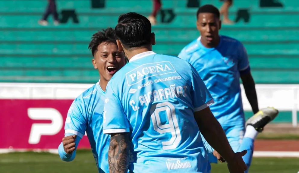 Chávez (de frente) celebra su tanto con Algarañaz. Foto: APG.