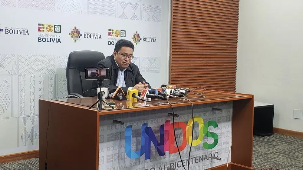 El procurador general del Estado, Cesar Siles, en conferencia de prensa. Foto: Carlos Quisbert