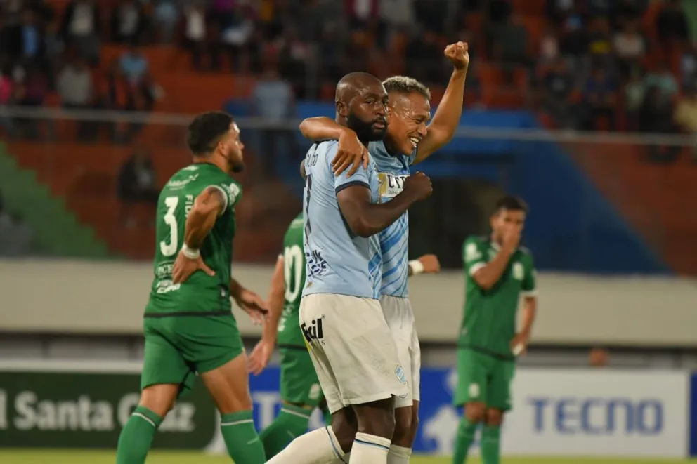 Blanco y Reinoso celebran el primer gol de los auroristas en partido celebrado en Cochabamba. Foto: APG