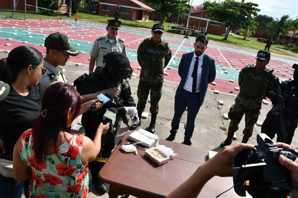 Efectivos antidroga realizan pruebas de campo a la droga incautada en Beni, en presencia de la prensa y el ministro de Gobierno, Eduardo Del Castillo. Foto: Felcn