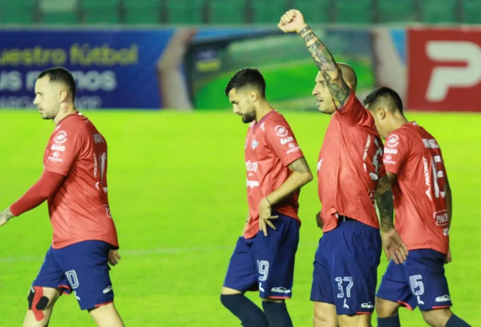 Ariel Nahuelpan, con el brazo levantado, festeja el primer gol de Wilstermann. Foto: APG