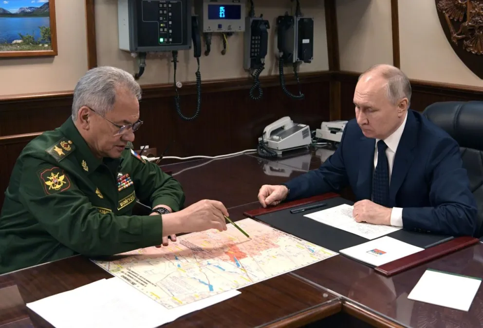 El presidente ruso Vladimir Putin se reúne con su ministro de Defensa Serguéi Shoigú. Foto:  EFE/EPA/ALEXEI DANICHEV/SPUTNIK/KREMLIN