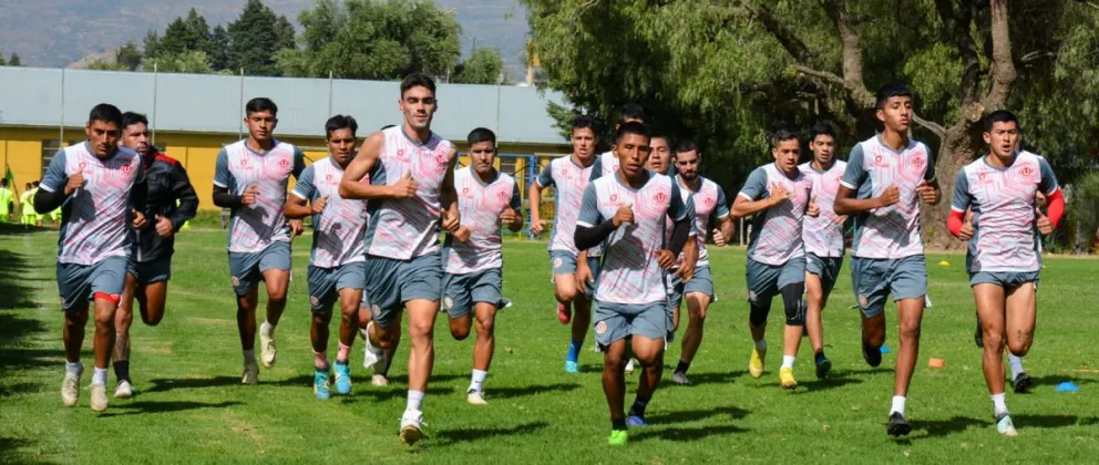 Jugadores de FC Universitario en el entrenamiento del domingo en Cochabamba. Foto FC Universitario.